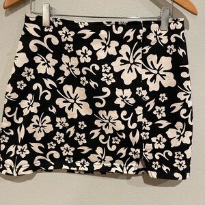 Wild Fable Navy and white Hawaiian print skirt. Size 10